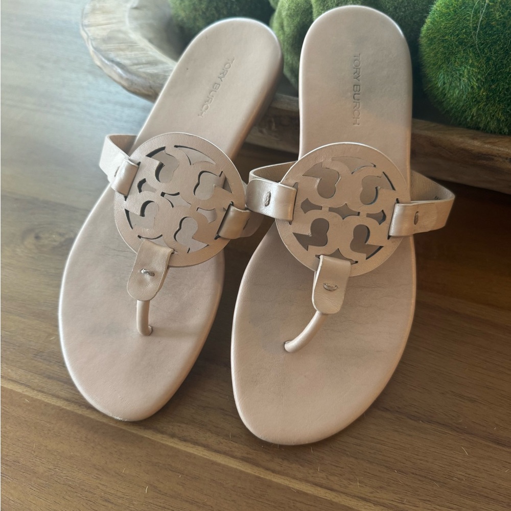 Tory Burch women 
Miller Patent Leather Thong Sandals cream  SZ 6